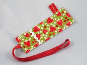 Buchzeichen (grün mit Erdbeere)